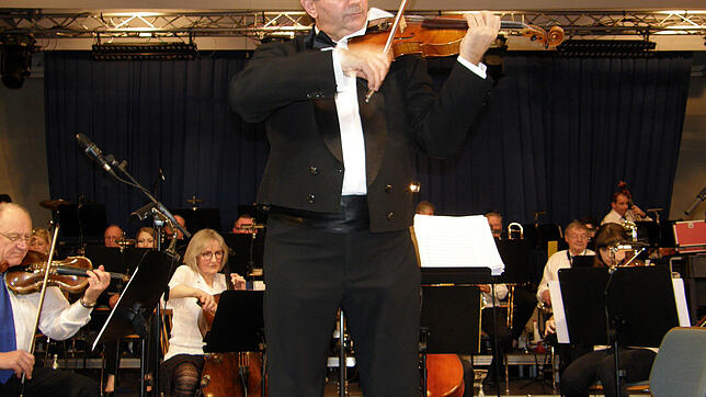 Der neuen Dirigent Nikos Ormanlidis griff bei den abwechslungsreichen und kurzweiligen Winterkonzerten auch selbst zum Instrument und ...