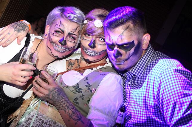 Bild 1: 1400 Gäste feiern die Halloweennacht in Tracht mit der Band Allgäu Power