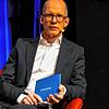 SÜDKURIER-Redakteur Stefan Hilser, Leiter der Lokalredaktion Überlingen, moderiert die Podiumsdiskussion in Daisendorf.