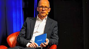 SÜDKURIER-Redakteur Stefan Hilser, Leiter der Lokalredaktion Überlingen, moderiert die Podiumsdiskussion in Daisendorf.
