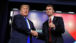 US-Präsident Donald Trump schüttelt dem Moderator Charlie Kirk während des Forums “Generation Next„ im Weißen Haus im Eisenhower ...