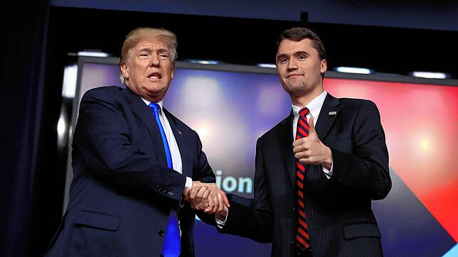 US-Präsident Donald Trump schüttelt dem Moderator Charlie Kirk während des Forums “Generation Next„ im Weißen Haus im Eisenhower ...