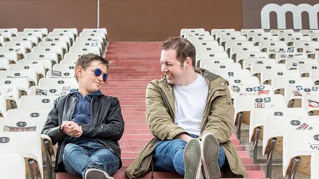 Reiseduo: Jason (links) und Papa Mirco von Juterczenka ganz entspannt beim Fototermin im Stadion. Bild: Sabrina Adeline Nagel