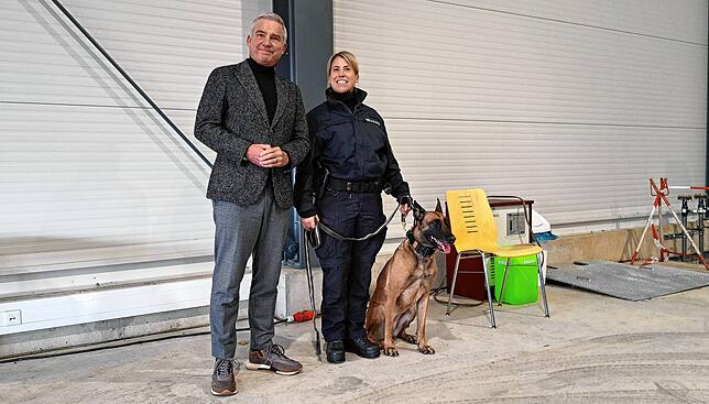 Innenminister Thomas Strobl, Polizeihauptmeisterin Julia Mayer und die Schäferhündin Kyra auf dem Gelände des Polizeipräsidiums Göppingen.