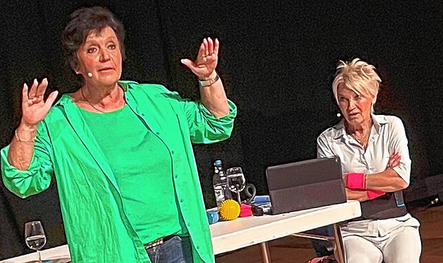 Dui do (Petra Binder, links) on de Sell (Doris Reichenauer) drangen mit ihrem Schwäbisch auch zum weitgehend badisch-alemannischen ...