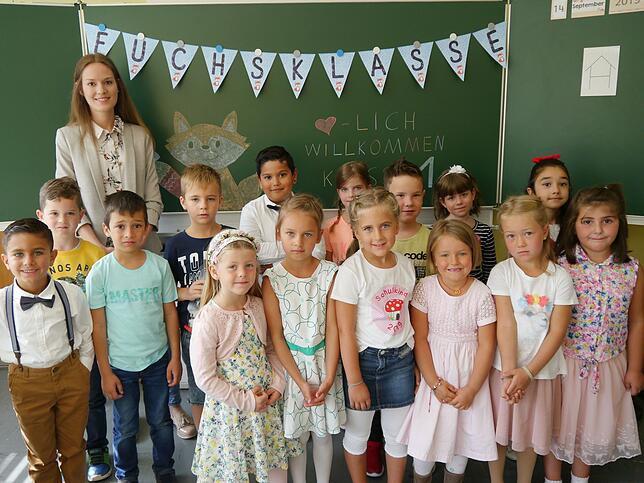 Klasse 1a: In der Klasse 1a der Sophie-Scholl-Schule Krauchenwies wurden 16 Schülerinnen und Schüler eingeschult. Ein Schüler fehlt. ...