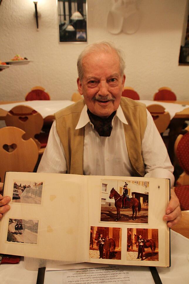 Friedebert Gleichauf mit Album. Über seine Jahrzehnte an der Spitze des Fasnetsunndig-Umzugs hat er viel zu erzählen.