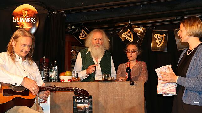 In Aktion im irischen Pub: der Bonndorfer Liederschreiber Paddy Tinsley (Zweiter von links) und die Villinger Schauspielerkollegen ...