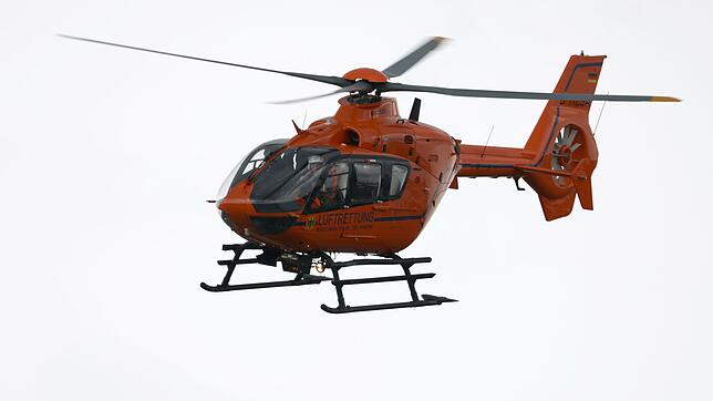 Mit einem Hubschrauber wird der Schwerverletzte ins Krankenhaus geflogen. (Symbolbild)