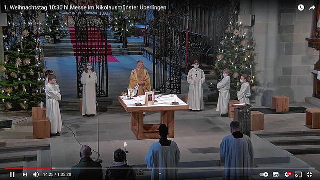 Ein Bildschirmausdruck der live übertragenen ersten Weihnachtsmesse aus dem Nikolaus-Münster. Während den Vorlesungen, der Predigt und ...