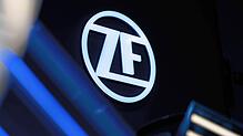 Das Logo von ZF: Das Unternehmen ist von der allgemeinen Automobilkrise schwer getroffen und streicht Jobs.