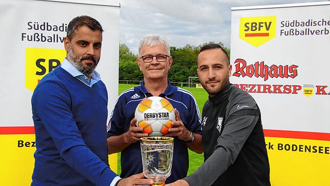 SC-Konstanz-Wollmatingen-Trainer Serdar Yalcinkaya (von links), der Bezirksvorsitzende Konrad Matheis und Orhun Kale, Sportlicher Leiter ...