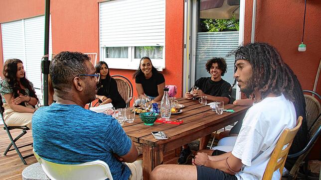 Mhammed Ben Salem, Student in Konstanz und geboren im Schwarzwald, unterhält sich mit dem Konstanzer Stadtrat Mohamed Badawi (links). ...