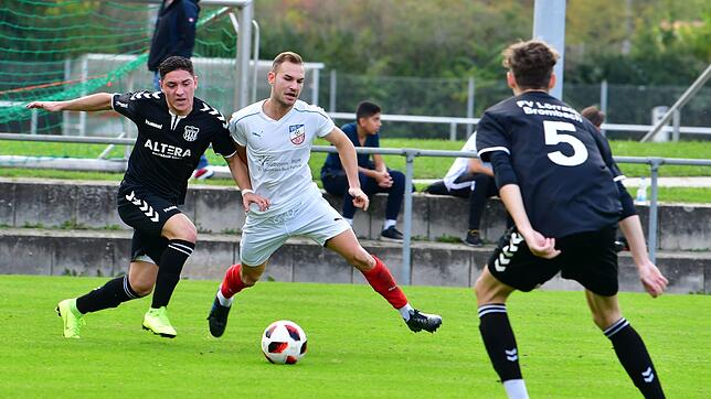 Abgedrängt: Nikica Juric (Mitte, im Laufduell mit David Rodriguez) kam beim ungefährdeten 3:0-Sieg des VfB Waldshut beim FV ...
