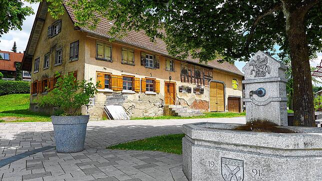 Das ehemalige Gasthaus Linde beim neu gestalteten Dorfplatz in Lellwangen soll wieder mit Leben gefüllt werden.