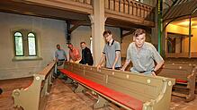 Der alte Teppich ist raus, die Möbel kehren zurück: Johannes Mäding, Bezirkskantor Michael Stadtherr, der ehemalige Kirchenmusiker Claus ...