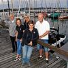Geselligkeit war dem Yacht-Club immer wichtig, es gab aber auch sportliche Erfolge. Dies erklären am Reichenauer Yachthafen (von links) ...