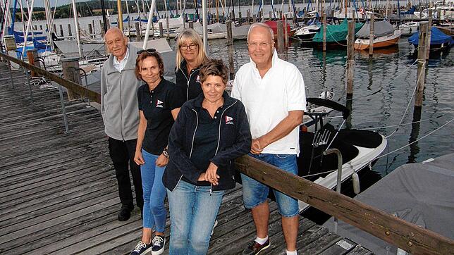 Geselligkeit war dem Yacht-Club immer wichtig, es gab aber auch sportliche Erfolge. Dies erklären am Reichenauer Yachthafen (von links) ...