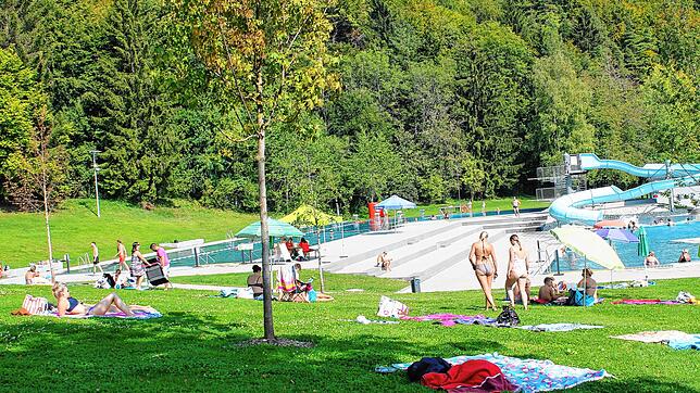 Bei hochsommerlichen Temperaturen sind es am Ende der Badesaison nochmals über 30 Personen, die sich im Panoramabad erholen wollen. ...