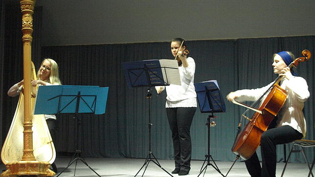 Zum fünfjährigen Bestehen des Vereins Simba Kufunda wurde die Hauptversammlung durch ein Konzert (hier das Geschwistertrio Berenike, ...