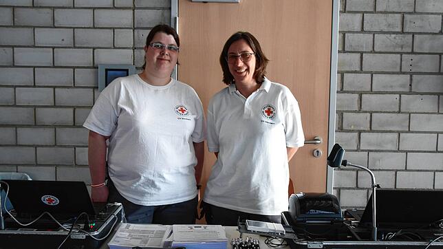 Annette Spicker (links) und Christa Riffler vom Ortsverein Stockach gehören zu denen, die die Spender begrüßen und ihnen die ...