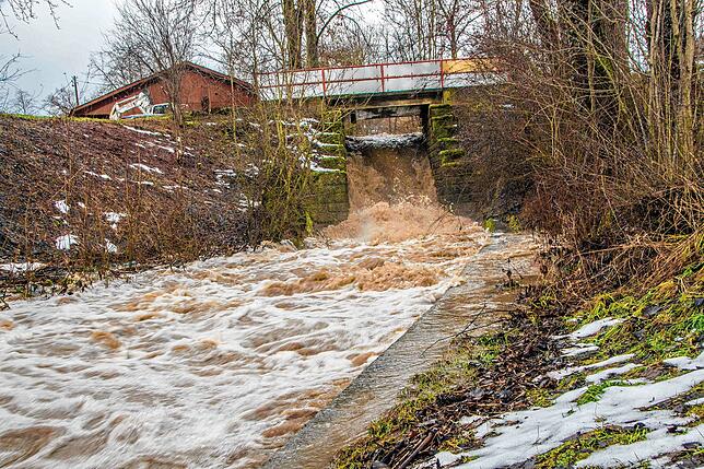 Die Wassermassen durch Regen und Schneeschmelze drängen durch den Beurener Absturz.