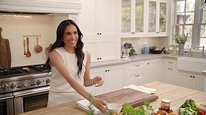 Meghan, Herzogin von Sussex, in ihrer Lifestyle-Serie „With Love, Meghan“. Die zweite Staffel ist seit dem 26. August 2025 auf Netflix ...