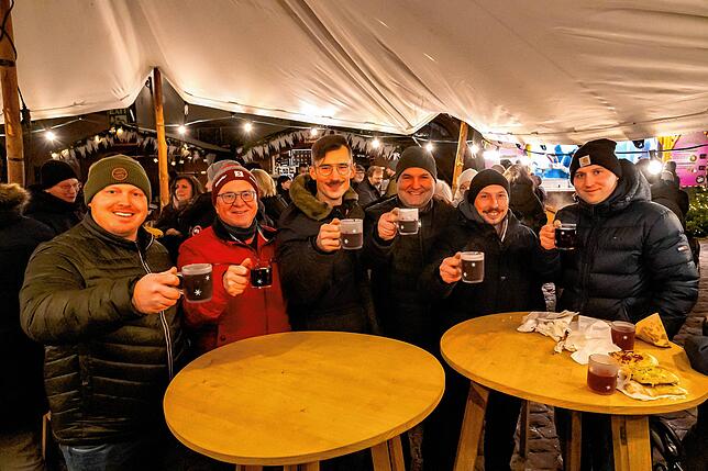 Ihren Durst löschen die Männer von der Feuerwehr Villingen – darunter Ralf Hofmann mit roter Jacke – mit heißem Glühwein.