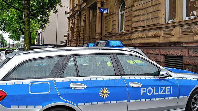 Ein Streifenwagen vor dem Polizeirevier Lörrach.