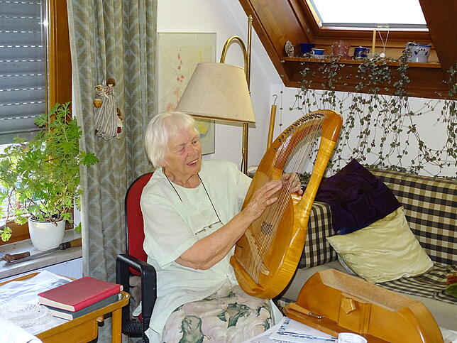 In der Renter-WG in Heiligenberg hat Elisabeth ihren Freiraum &ndash; auch musikalisch.