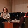 Andrea von Treuenfeld (links) hat zahlreiche Stimmen junger Menschen gesammelt. Die beklemmende Erkenntnis ihrer Arbeit am Buch ...