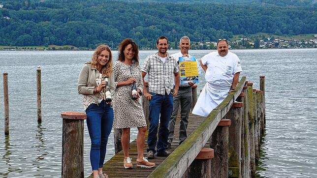 Wollen die Produktion von regionalen Lebensmitteln beim Essen erklären: Desiree und Beate Vollmayer (v. li., Weingut Vollmayer in ...