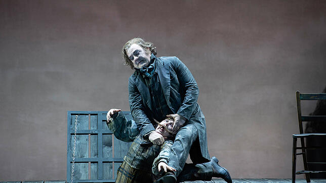 Wer sich seiner Rasierklinge ausliefert, wird zur Fleischpastete verarbeitet: Sweeney Todd (Bryn Terfel, rechts) und sein erstes Opfer, ...