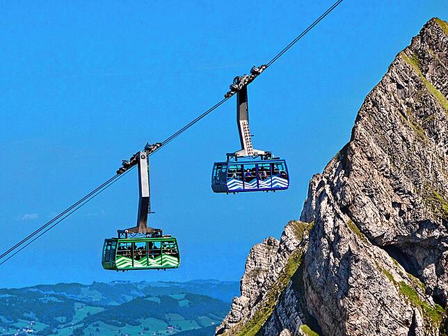 Zwei Kabinen fahren den Säntis hoch.