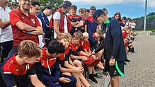 Jürgen Klopp ganz nah. Der Trainer des FC Liverpool gibt den Nachwuchsspielern des SV Aasen viele Autogramme.
