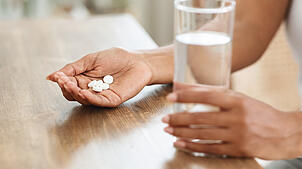 Viele Menschen nehmen Nahrungsergänzungsmittel. Hochdosiertes Vitamin D bringt jedoch Risiken mit sich.