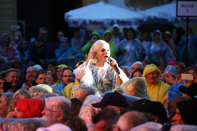 Ina Müller ging nach dem ersten Lied mit ihrem Regencape erst einmal ins Publikum.