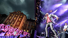Am 18. August spielte Simple Minds in Meersburg: Frontmann Jim Kerr legt sich vor den rund 3000&nbsp;Besuchern ins Zeug. Im nächsten ...