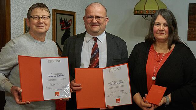 Gratulationen: Margret Schulze wurde für 25 Jahre Mitgliedschaft geehrt, André Langbein für 10 Jahre. Die neue Schriftführerin Tina ...