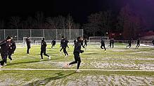 Erst regen, dann kam der Schnee: Der kalte Trainingsauftakt des FC 08 Villingen am Donnerstagabend.