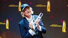 Otto Waalkes, Komiker, freut sich nach der Verleihung des Deutschen Fernsehpreises über die Auszeichnung in der Kategorie “Lebenswerk„.