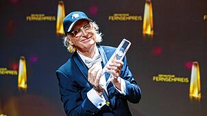 Otto Waalkes, Komiker, freut sich nach der Verleihung des Deutschen Fernsehpreises über die Auszeichnung in der Kategorie “Lebenswerk„.
