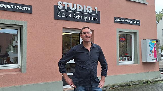 Steffen Schmid, Geschäftsführer des Konstanzer Plattenladens Studio 1, der Ende 2025 Geschichte sein wird – wenn der 56-Jährige nicht ...