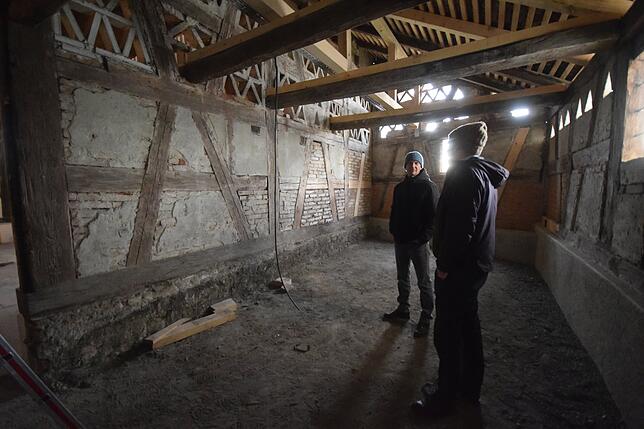Johannes von Bodman (hinten) und Architekt Tobias Jaklin (vorne) stehen in einem der hinteren Räume der Torkel. Dieser soll später im ...