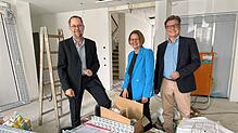 Besuch auf der Baustelle: Gottmadingens Bürgermeister Michael Klinger, MVZ-Geschäftsführerin Gabriele Dostal und Bürgermeister Thomas ...