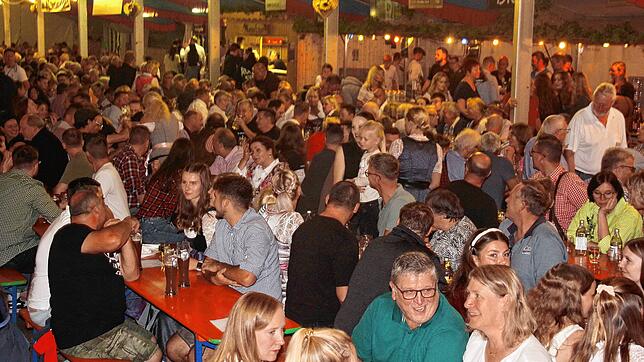 Bereits am ersten Herbstfest-Wochenende war das Festzelt bestens besucht. An beiden Samstagen feierten je Abend etwa 1800 Festzeltgäste ...