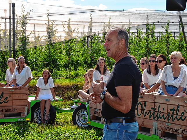 Landwirt Christoph Steffelin erklärt detailreich und anschaulich, wie moderner Obstbau funktioniert.
