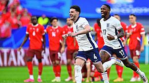 Englands Declan Rice und Ivan Toney (r) feiern nach dem Spiel.