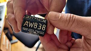 Ein Ring mit dem Code „DER AE838“. Die Nummer gibt Aufschluss darüber, dass der Ring aus der Zentrale in Radolfzell stammt.