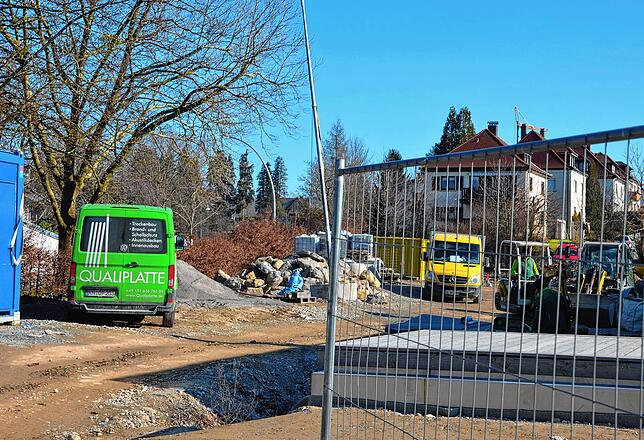 Im Außenbereich der Jakob-Gretser-Grundschule ist noch viel zu tun. Die Arbeiten sollen im Mai beginnen.